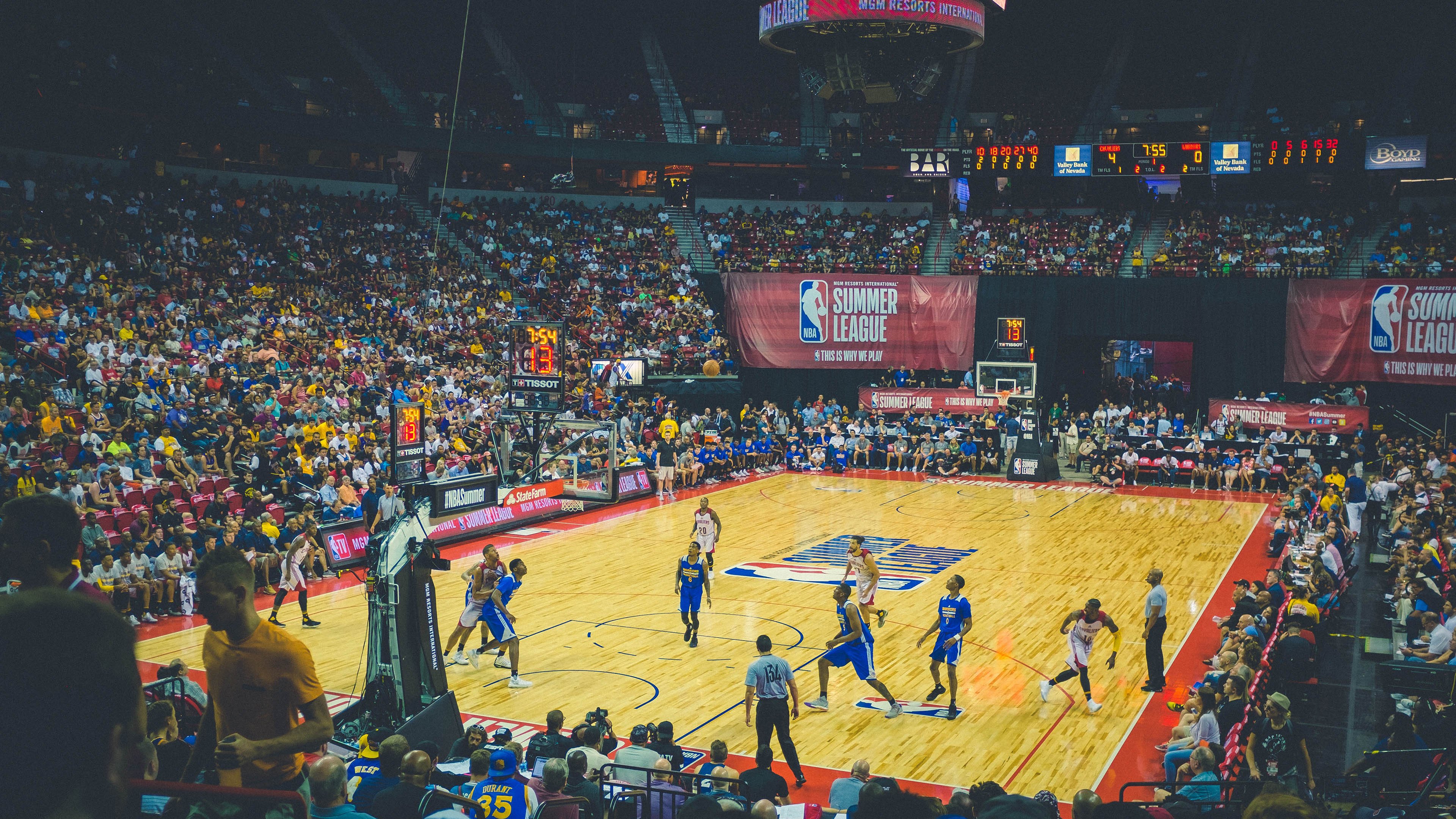 UFC拳手怒扛重击继续前压——硬汉精神的无畏展现