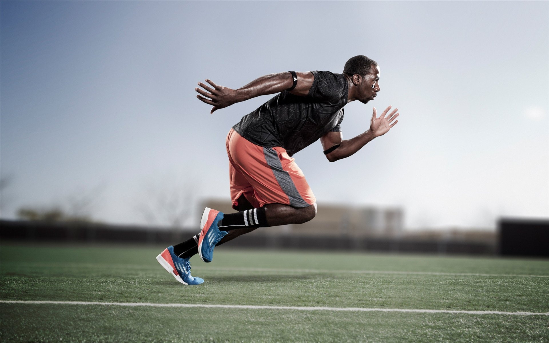 中后卫训练中完成跨区长传，反击速度显著提升